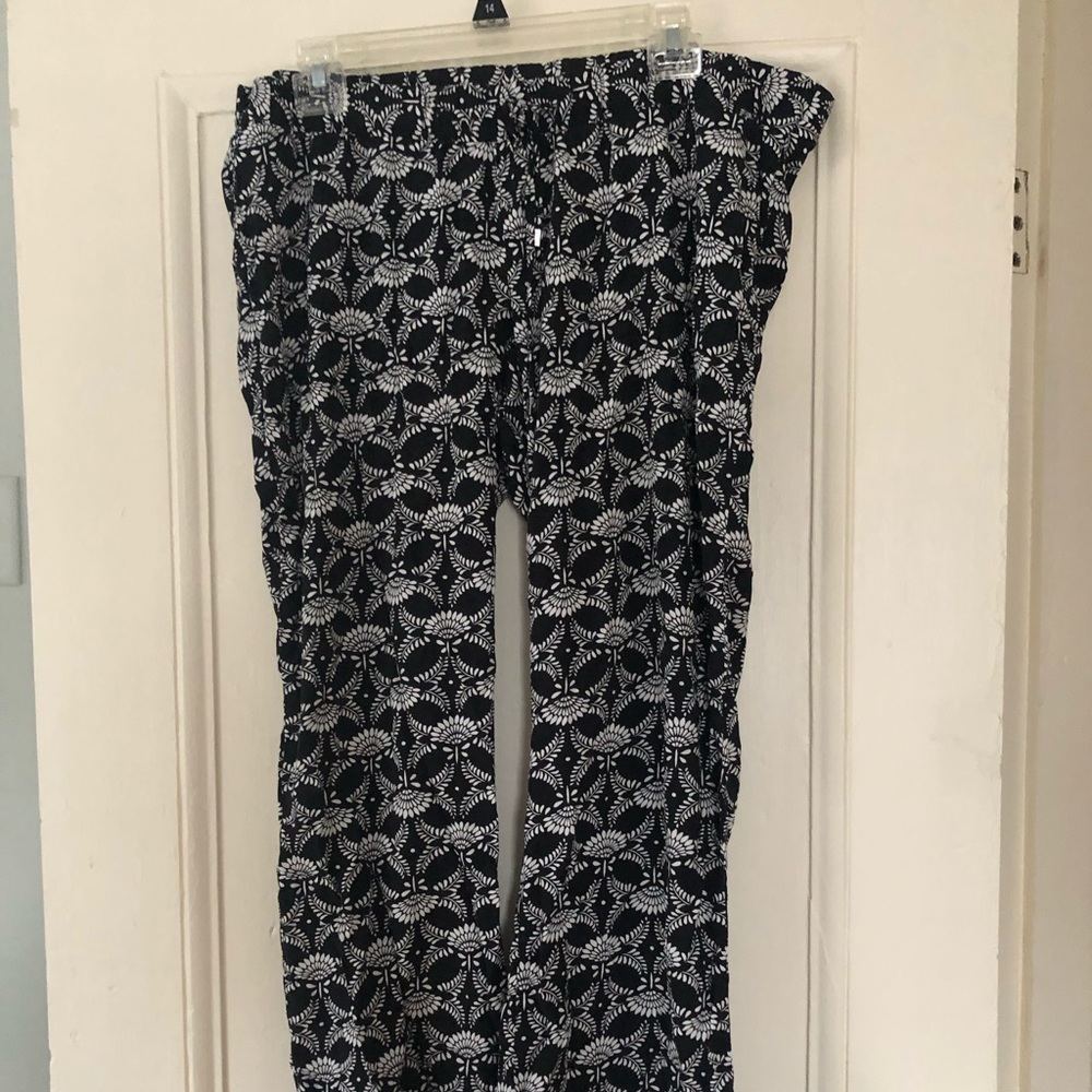 Like New- Old Navy Maternity Palazzo pants. Size L